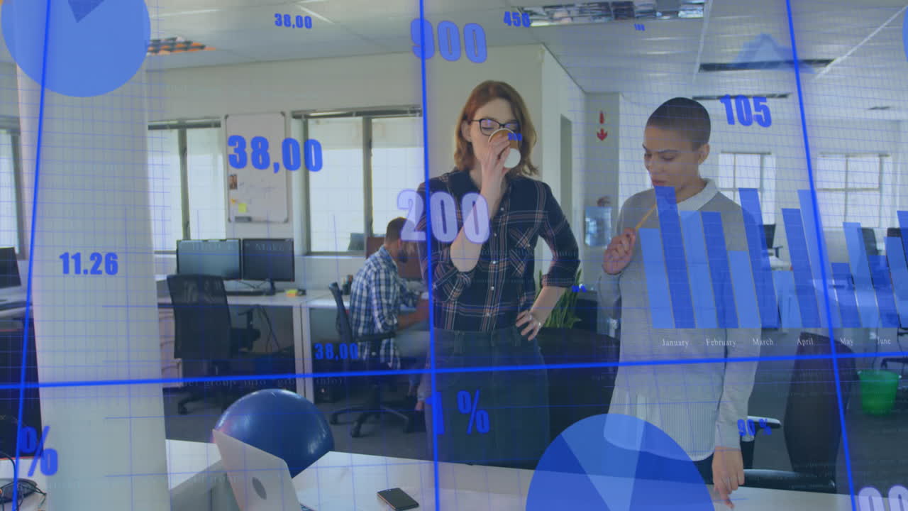 animación del procesamiento de datos estadísticos contra mujeres diversas que discuten un plan en la oficina.