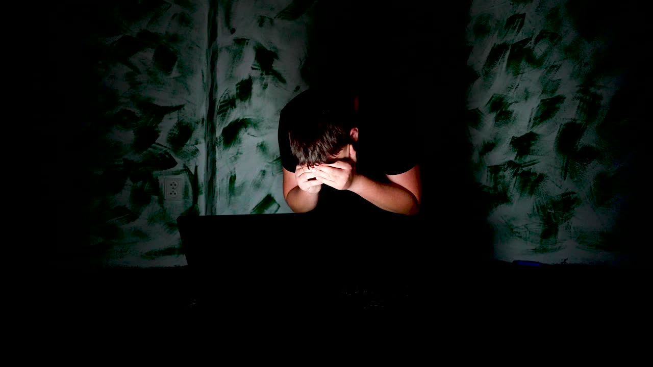 사이버 괴롭힘 개념, 십대 독서는 방의 어두운 구석에서 마사지를 싫어하고 그의 얼굴을 가린다