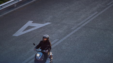 Hombre-Montando-Scooter-En-Una-Carretera-Vacía-Con-Un-Dron.-Demarcación-De-Ingeniería-De-Tránsito.