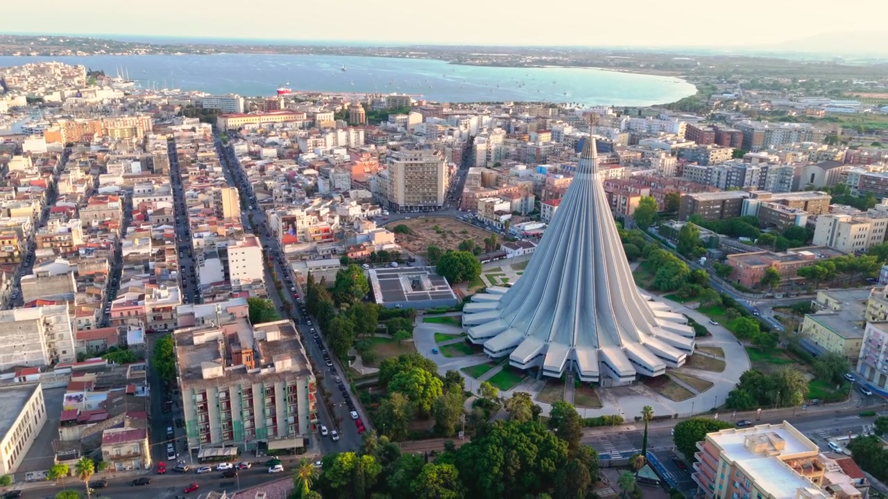 Santuario della Madonna delle Lacrime er en fremtredende modernistisk mariansk helligdom og mindre basilika i Siracusa på Sicilia, kjent for sin ruvende 103 meter høye kjegleform