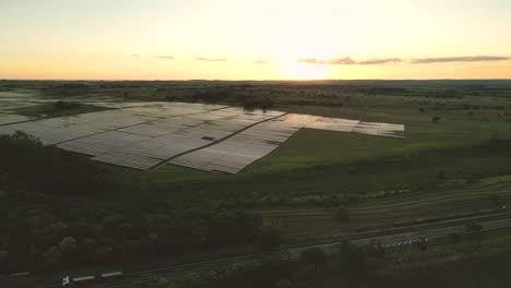 Vista-Aérea-De-Una-Estación-De-Paneles-Solares-Durante-Una-Puesta-De-Sol-Dorada-En-El-Campo-De-Sao-Paulo---Brasil