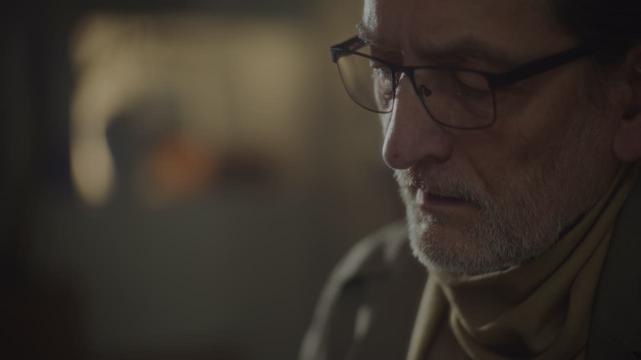 el espía escucha grabaciones discretas.