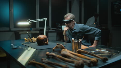 arqueólogo examinando un cráneo con auriculares vr en un laboratorio
