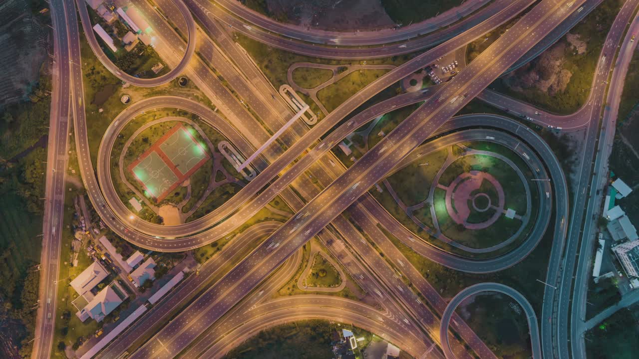 4k time-lapse o hyper-lapse vista aérea del círculo de la carretera o la intersección de tráfico por la noche para el concepto de transporte.