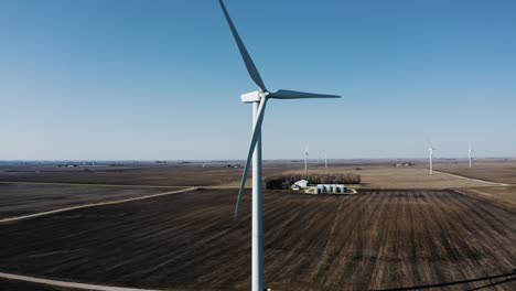 Toma-De-Drones-En-Ascenso-De-Una-Turbina-Eólica-Generadora-De-Energía-En-La-América-Rural