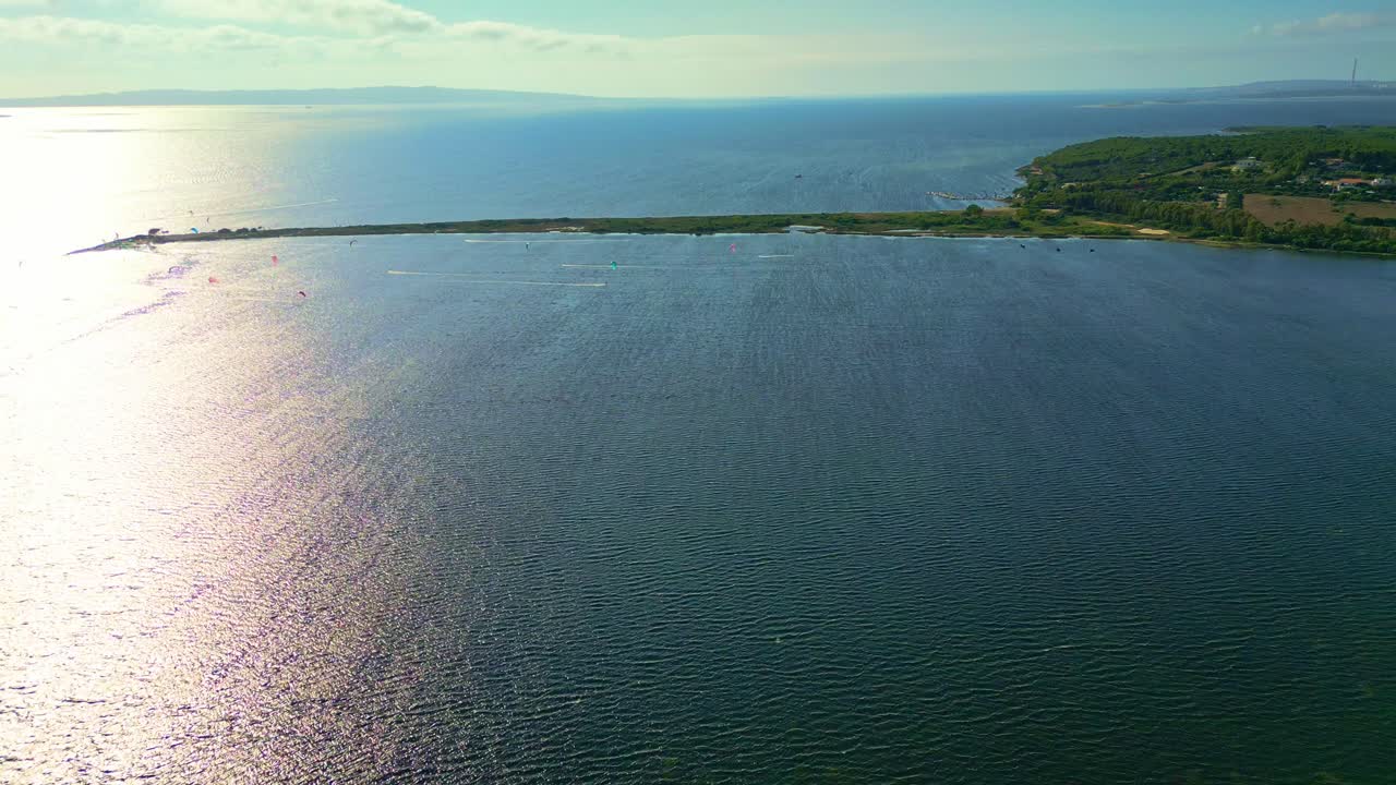 이탈리아 사르데니아 의 타 트레투 해변 에서 카이트 서핑 을 하는 모습