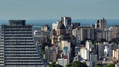 Vista-Aérea-Acercándose-A-La-Catedral-Metropolitana-De-Porto-Alegre-En-El-Soleado-Brasil