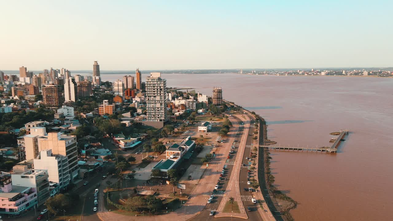 drone se acerca a la avenida costanera en posadas, misiones, argentina, revelando la pintoresca costa y el paisaje urbano