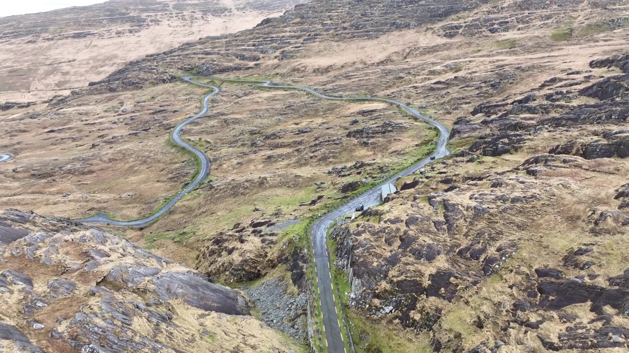 Epische Locaties in Ierland: drone vliegt langzaam over de Cork-kant van The Pass, een must-do op de Wild Atlantic Way.