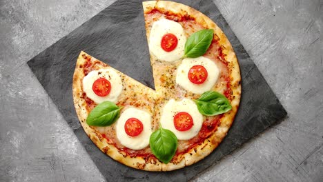 Pizza-Casera-Con-Tomate-Mozzarella