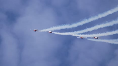 Formation-Von-Militärflugzeugen,-Die-Manöver-Auf-Der-Flugschaustrecke-Durchführen