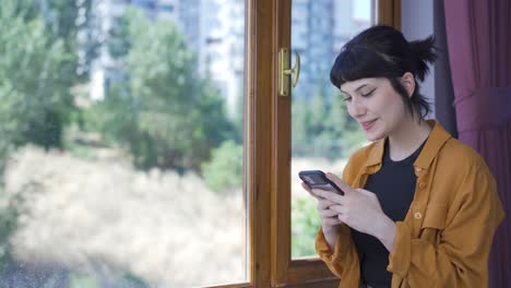 Mujer-Joven-Enviando-Mensajes-De-Texto-Con-Expresión-Feliz.