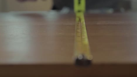 usar una cinta métrica para cortar madera