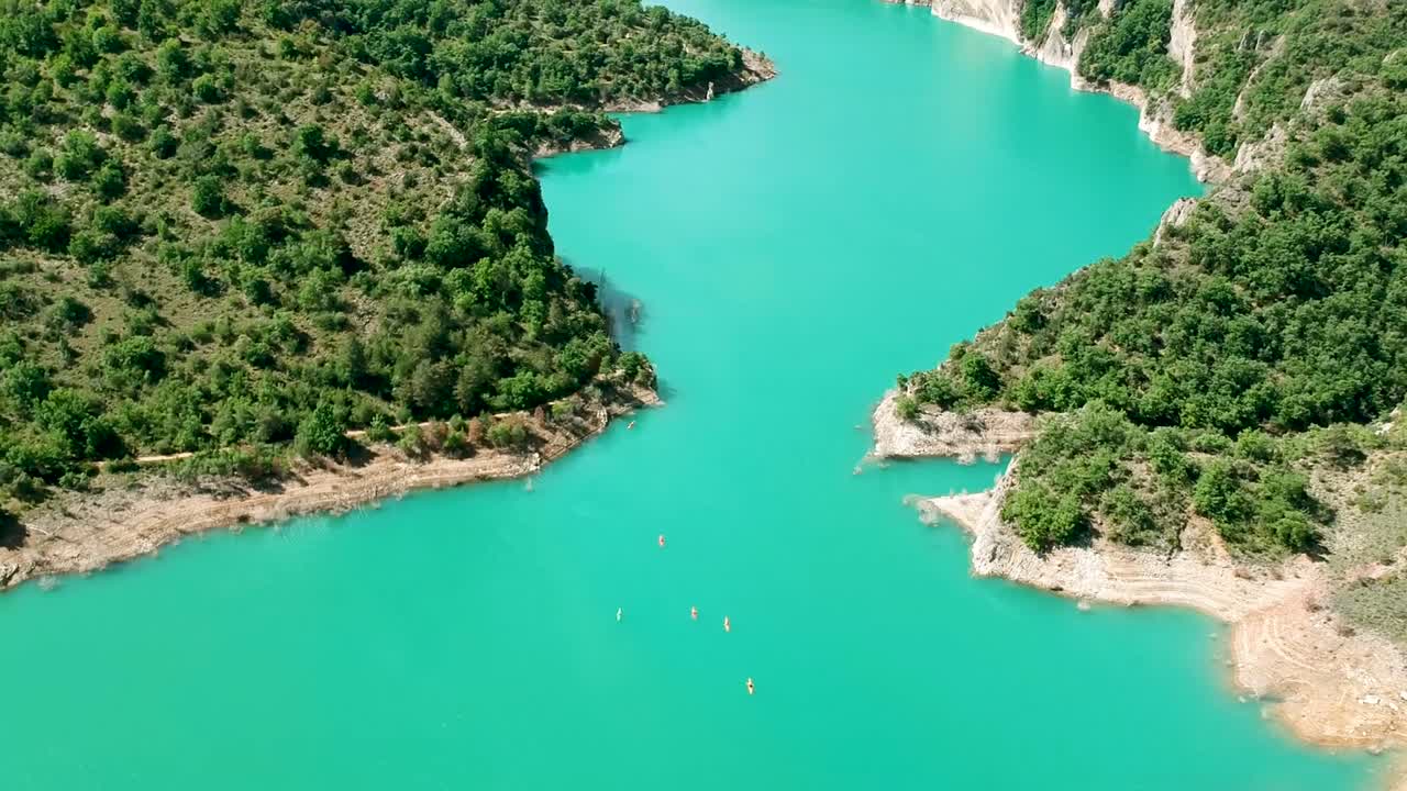 Bacino idrico naturale in montagna in Catalogna, Spagna