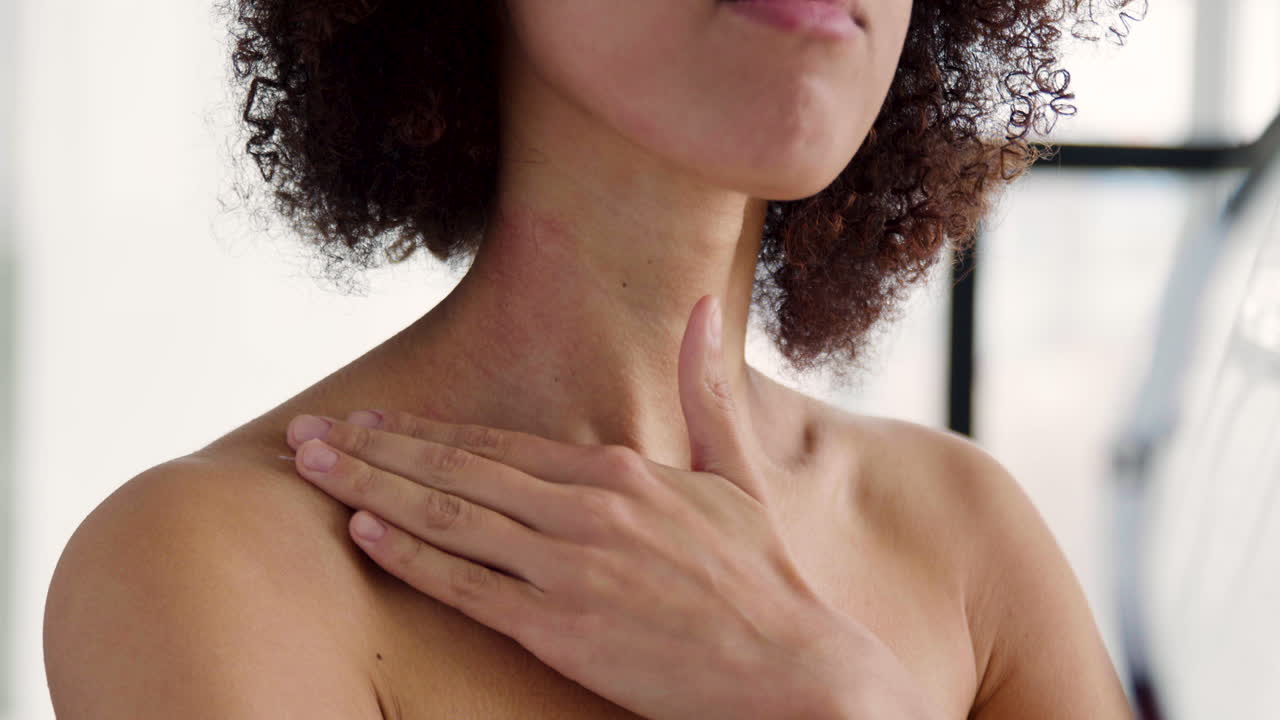 una mujer irreconocible haciendo su rutina de cuidado personal.