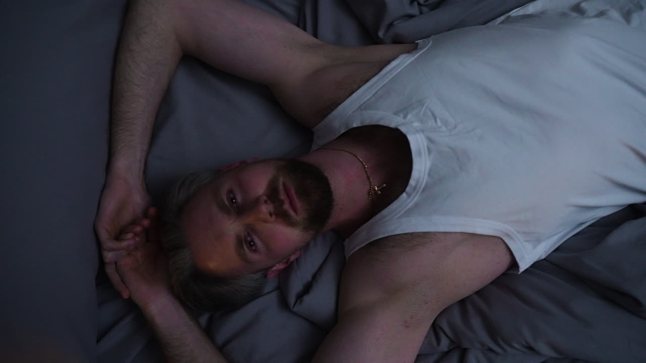 hombre en el dormitorio por la noche