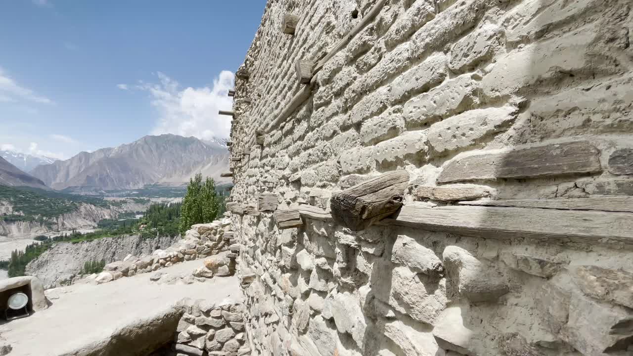 Vista a través de la mampostería de la pared del Fuerte Altit en el Valle de Hunza.
