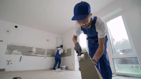 instalación de azulejos de cerámica para el suelo - medición y corte de las piezas. construcción, renovación, reparación de apartamentos. cortes de baldosas. corte de baldosas