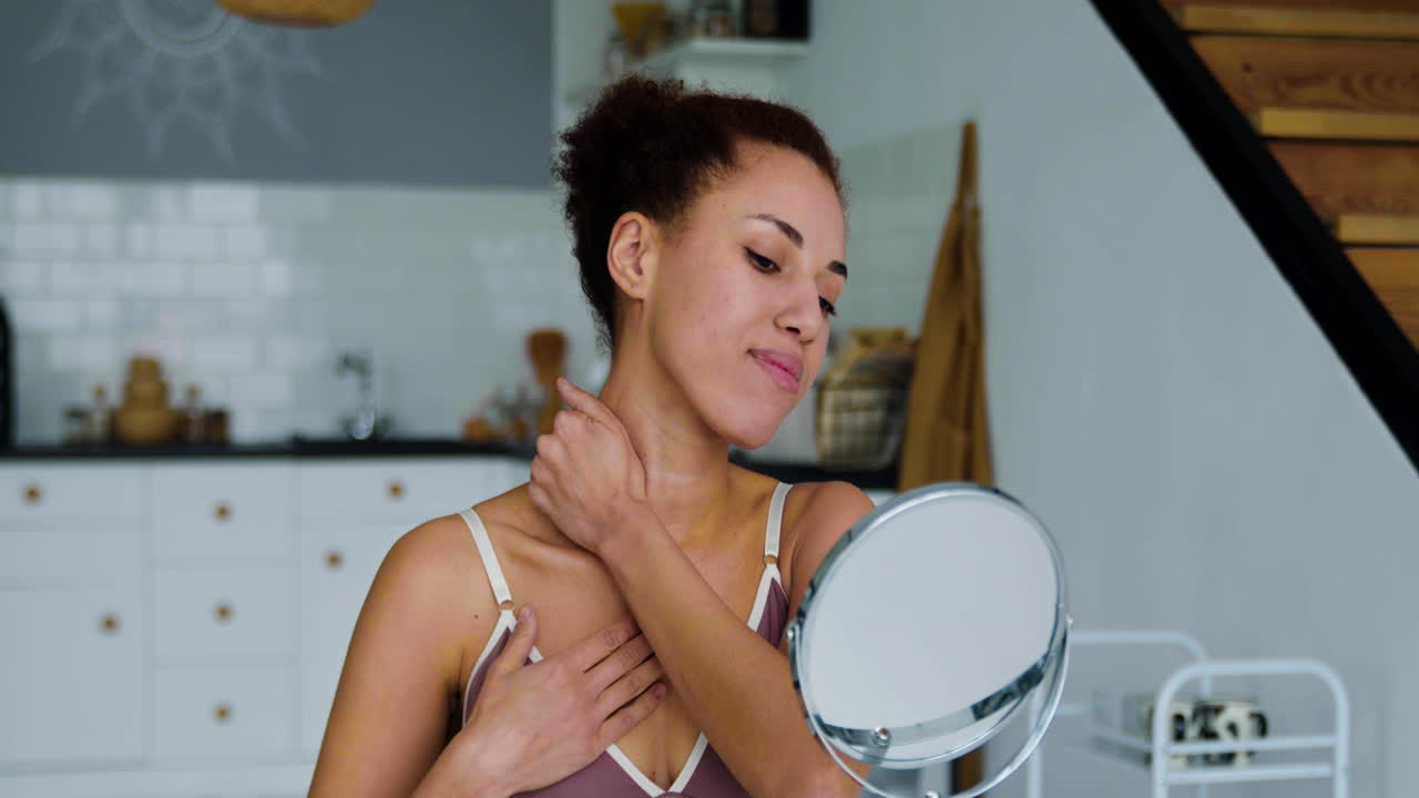 Mulher se olhando no espelho