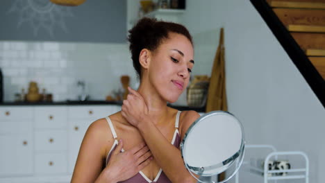 mujer mirándose en el espejo