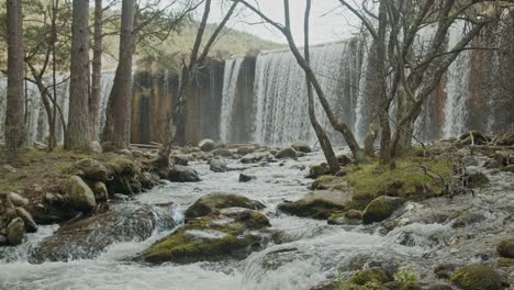 Toma-Constante-De-Una-Cascada-Y-Un-Río-Con-árboles