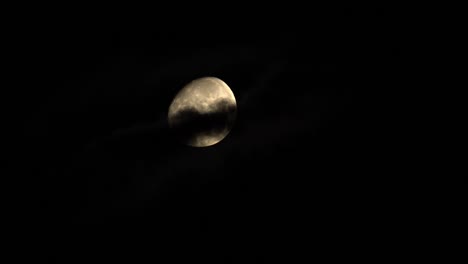 luna llena detrás de las nubes que fluyen por la noche