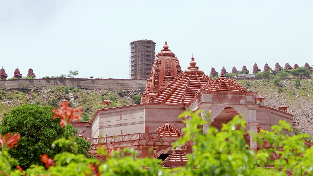 artístico templo jainista de piedra roja por la mañana desde un ángulo único el video se tomó en shri digamber jain gyanoday tirth kshetra, nareli jain mandir, ajmer, rajasthan, india un 19 de agosto de 2023.