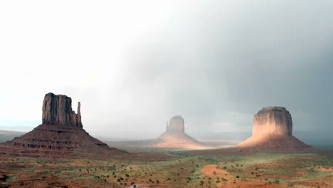 un arco iris se desvanece a la luz del sol después de una tormenta en monument valley, utah 1