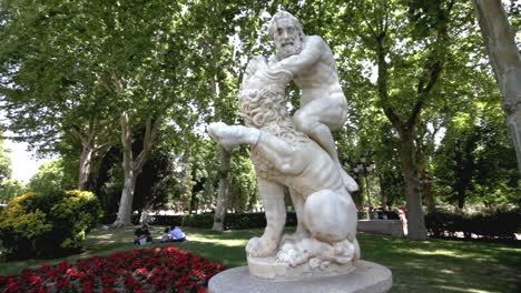 Statue-of-Hercules'-fight-with-the-Nemean-lion-in-El-Retiro-gardens,-Madrid,-Spain