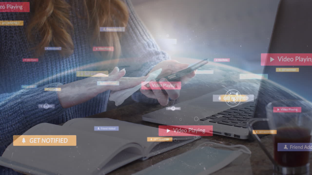 스마트 폰을 사용하는 여성에 대한 소셜 미디어 아이콘의 애니메이션