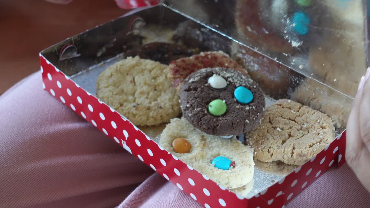 다양한 쿠키의 상자를 열고