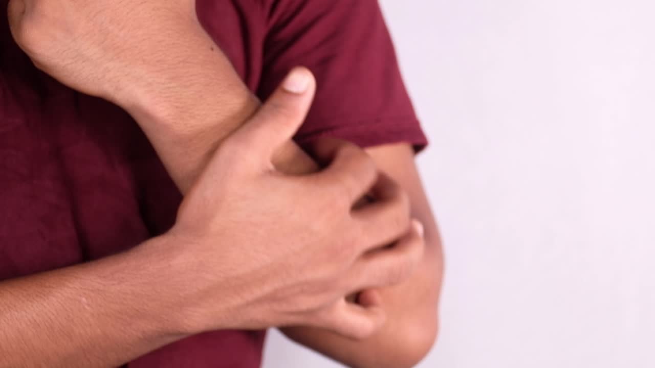 persona con picazón en el brazo