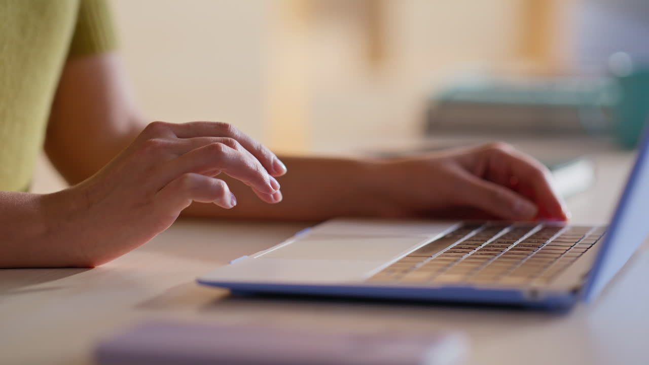 manos escribiendo en el teclado de la computadora portátil