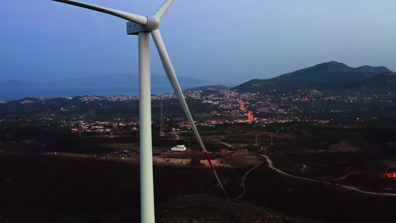 turbina eólica vista de cerca y amplia extensión del valle montañoso con áreas rurales de la península de datça en el egeo, turquía