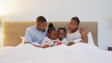 familia, lectura y padres con hijos en la cama