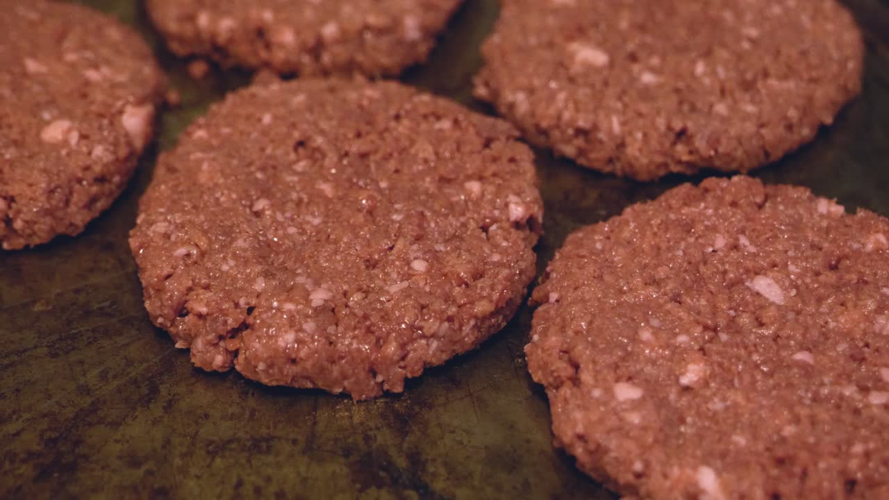 empanadas de carne de hamburguesa imposibles a base de plantas en una sartén sin cocinar esperando ser preparadas y cocinadas - en cine 4k