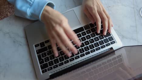 manos en el teclado de cerca. chica trabajando en la oficina trabajo remoto en el café, mujer usando computadora portátil aprendizaje a distancia educación en línea y trabajo