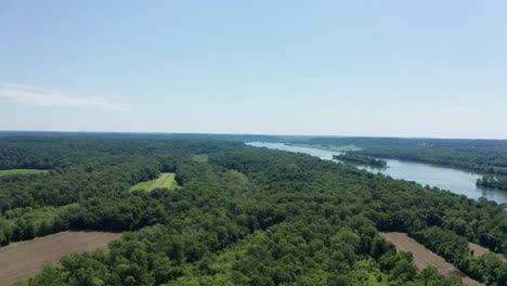 Drone-Revela-El-Río-Potomac-Que-Fluye-A-Través-De-Un-Bosque-Denso-En-Maryland,-EE.UU.,-Antena-Drone