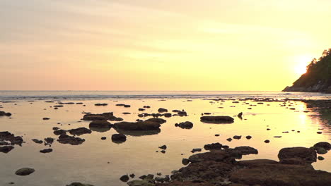 Tropischer-Strand-Bei-Ebbe-In-Der-Abendsonne,-Endloser-Horizont-Und-Felsen,-Panorama