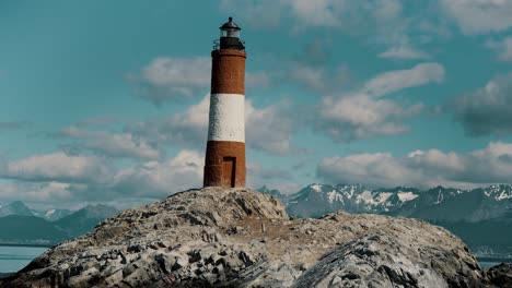 Faro-De-Les-Eclaireurs-En-Un-Islote-Rocoso-En-El-Canal-Beagle,-Tierra-Del-Fuego,-Sur-De-Argentina