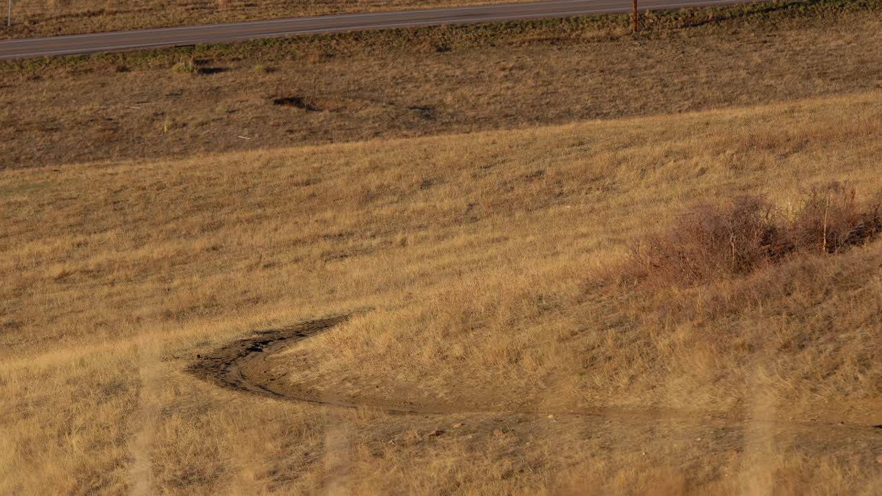 ciclista montando en un sendero rural