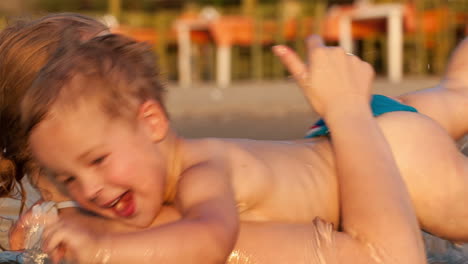 Niño-Divirtiéndose-En-La-Playa