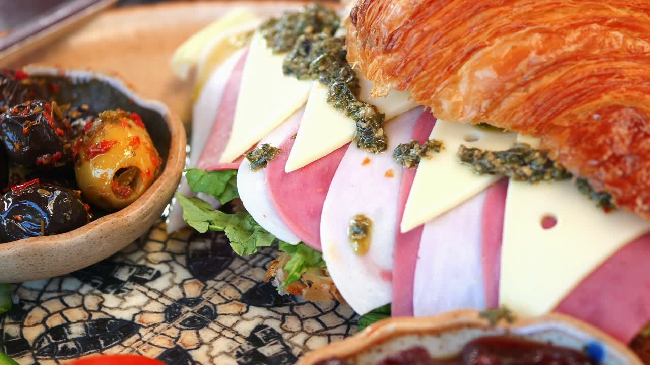 페스토와 고기와 함께 크루아산 샌드위치