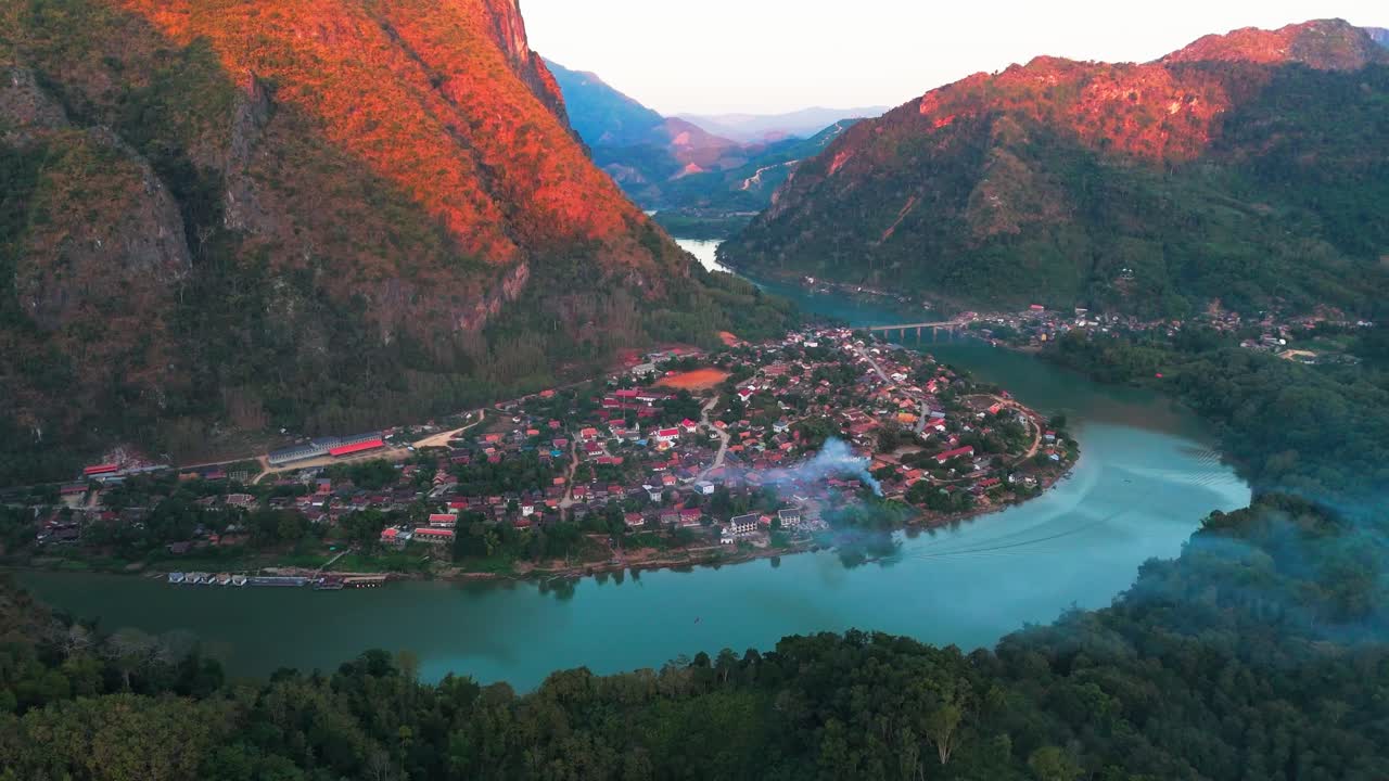aerial al atardecer de la aldea de nong khiaw en la provincia de luang prabang del norte de laos, vista panorámica del drone con el río nam ou