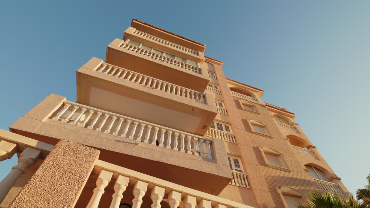 Vista externa de um prédio de apartamentos com varandas