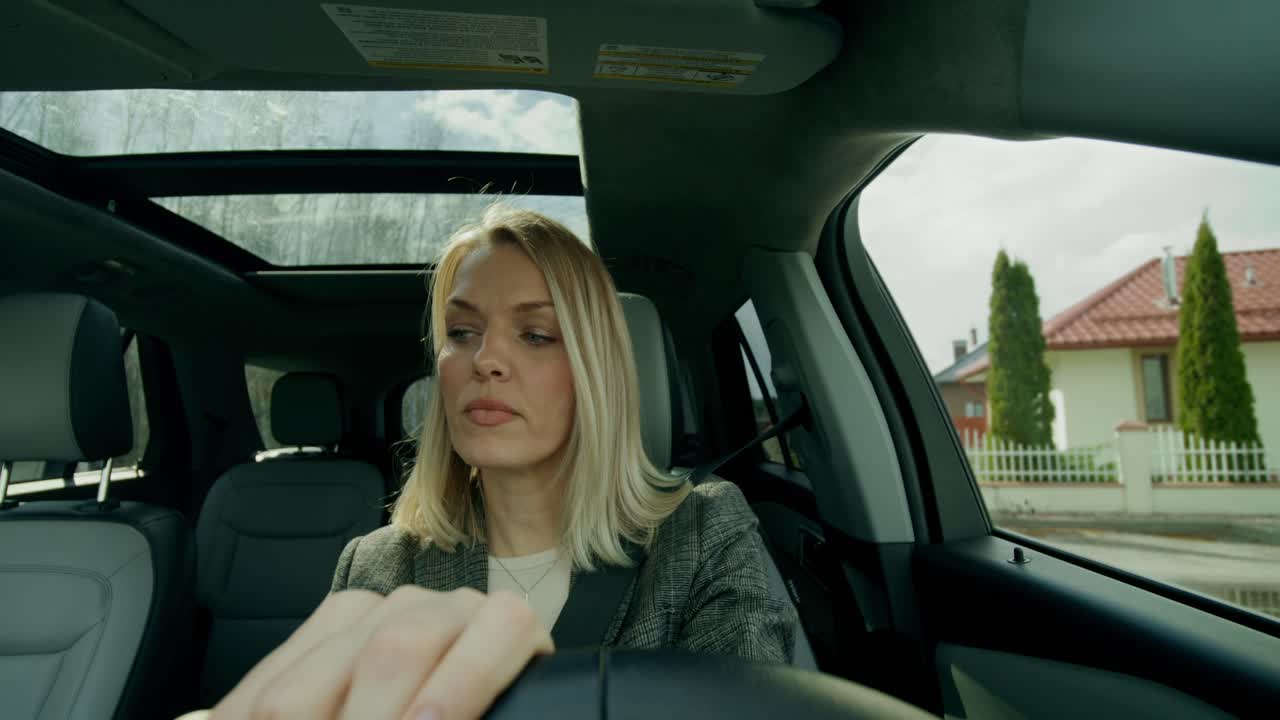 mujer conduciendo un automóvil