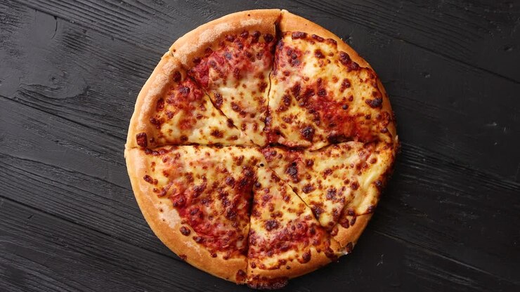 Soffice pizza al salamino piccante in stile americano su un vecchio tavolo di legno nero e arrugginito