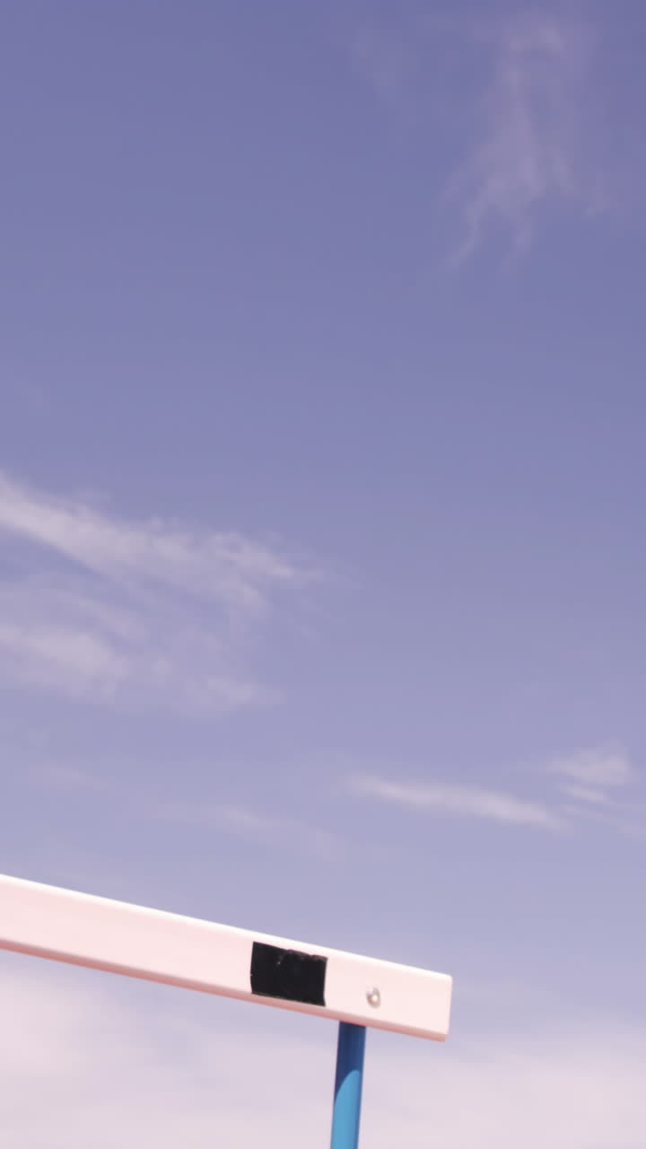 deportista practicando la carrera de obstáculos