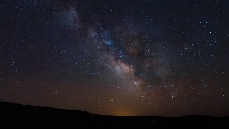 Das-Galaktische-Zentrum-Der-Milchstraße-überquert-Den-Nachthimmel-über-Der-Wüste-Im-Westen-Von-Utah---Gleitender-Zeitraffer