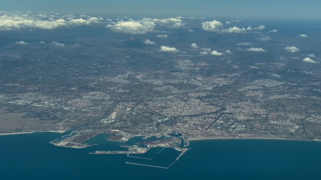 스페인의 발렌시아 시와 항구의 공중 풍경, 5000m 높이의 제트 조종석에서 찍은 사진